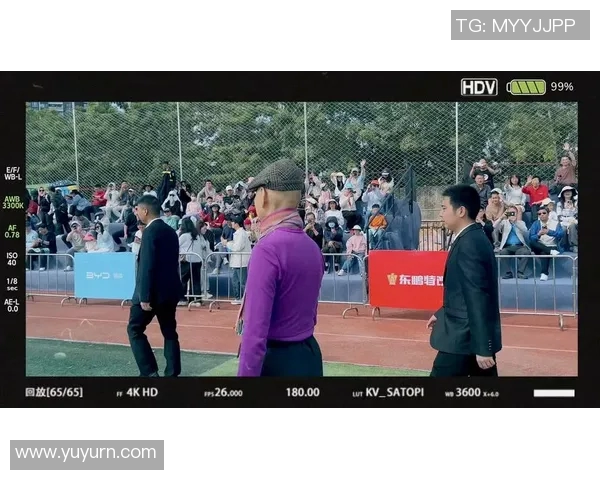 粉丝与足球明星亲密互动的背后故事与感人瞬间分享